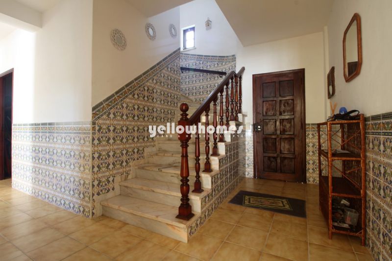 Espaçosa e tradicional moradia V5 perto dos Olhos de Agua